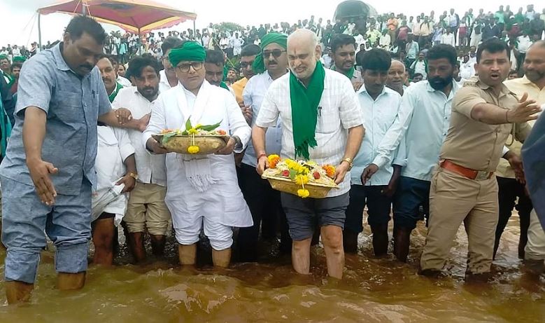 ಉಕ್ಕಿ ಹರಿದ ಧರ್ಮಾ ಜಲಾಶಯ, ಶಾಸಕದ್ವಯರಾದ ಹೆಬ್ಬಾರ್, ಮಾನೆಯಿಂದ ಜಂಟಿಯಾಗಿ ಬಾಗಿನ ಅರ್ಪಣೆ