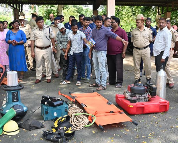 ಕಾರವಾರ: ಜಿಲ್ಲಾ ತುರ್ತು ನಿರ್ಹಹಣಾ ಕೇಂದ್ರದ ಸಿಬ್ಬಂದಿಗೆ ವಿಪತ್ತು ನಿರ್ವಹಣಾ ತರಬೇತಿ