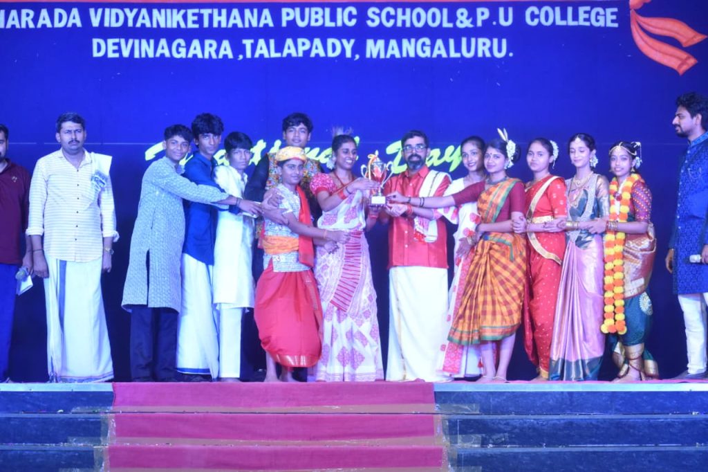 ತಲಪಾಡಿ ಶಾರದಾ ವಿದ್ಯಾನಿಕೇತನ ಪಿಯು ಕಾಲೇಜಿನಲ್ಲಿ ಟ್ರೆಡಿಷನಲ್ ಡೇ, ತರಹೇವಾರಿ ದಿರಿಸು, ರ್ಯಾಂಪ್ ಮೇಲೆ ಕ್ಯಾಟ್ ವಾಕ್