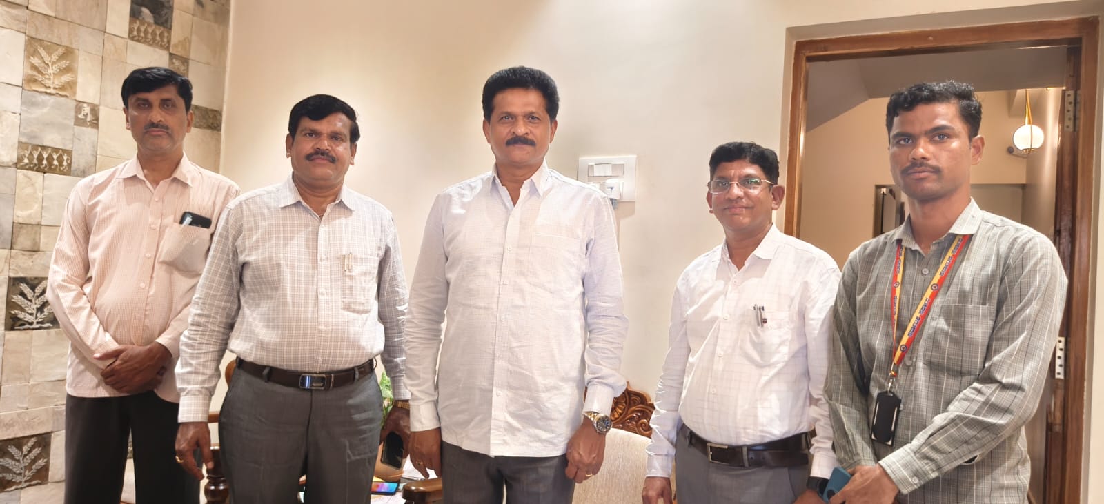 ಶಾಸಕ ಭೀಮಣ್ಣ ನಾಯ್ಕ್ ಮನೆಗೆ ಅಧಿಕಾರಿಗಳ ಭೇಟಿ, ಸ್ವಯಂ ಗಣತಿ